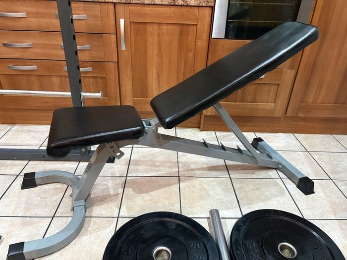 Fantastic Gym Weightlifting Set Up!!