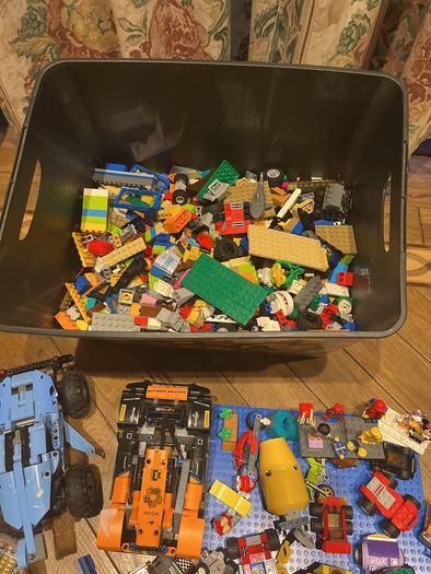 Large box of Varies sets Lego & figures
