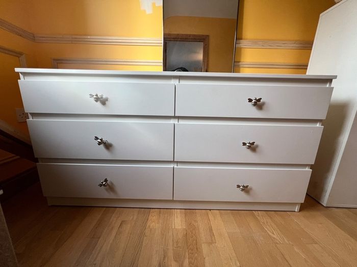 chest of drawers