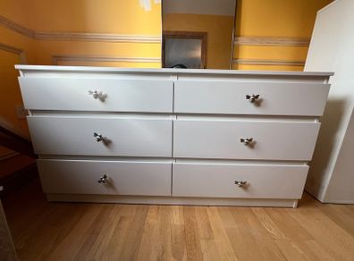 chest of drawers