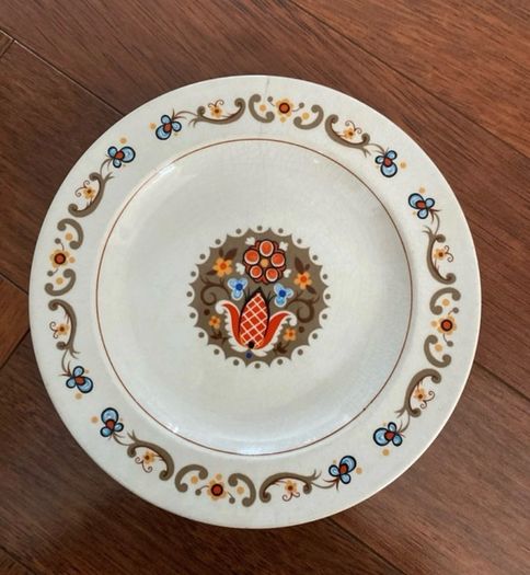 Vintage Woods And Sons Bayeux Pattern Side Plates & Gravy Boat