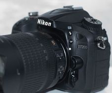 Nikon D7200 body + AF-S 18-105MM F3.5-5.6G ED lens