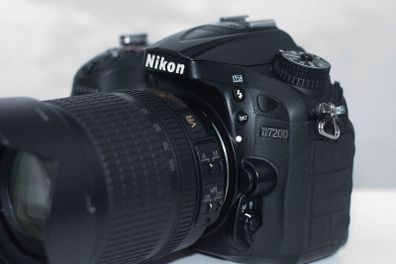 Nikon D7200 body + AF-S 18-105MM F3.5-5.6G ED lens