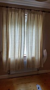 Curtains + tie-back.