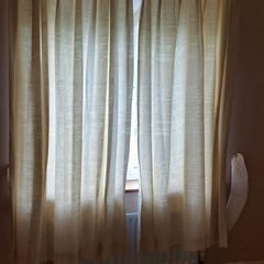 Curtains + tie-back.