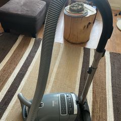 Miele C3 vacuum cleaner 890W