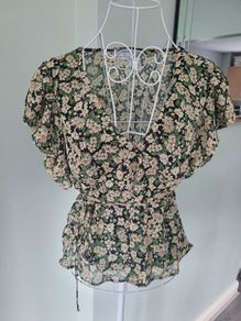 floral top size small