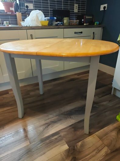 kitchen table (extendable)and 4 chairs