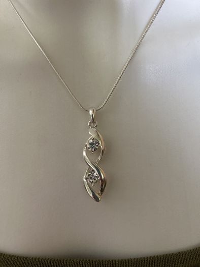 Silver tone sparkling necklace