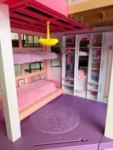 Barbies Dream house GRG93 three story dollhouse