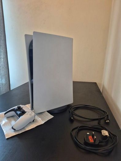 Playstation 5 Digital Edition + brand new controller