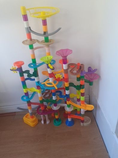 200 Piece Marble Run With Marbles .very Little Played With  .20 Euro