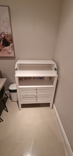Changing table/chest of drawers/ white