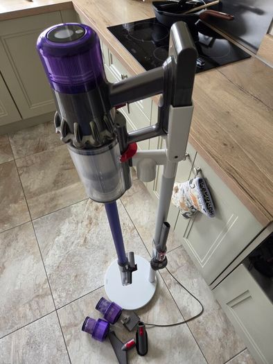 Dyson V11 Absolute Cordless Vacuum + Freestanding Dok Stand, Extra Filters & Spare Motor