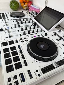 White Denon Prime 4+ with Flight case
