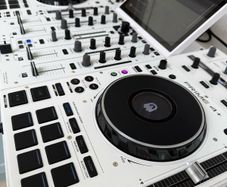 White Denon Prime 4+ with Flight case