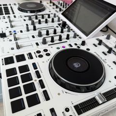 White Denon Prime 4+ with Flight case