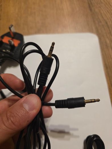 Cables: iec C7, USB C, Micro USB, P2