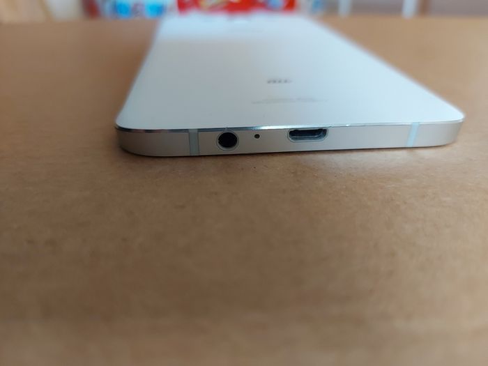 Samsung Galaxy A8, Model SCV 32, 2GB Ram, 32GB HDD, Android version 7.0, in excellent working and cosmetic condition