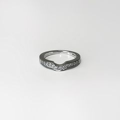 18k White Gold Band Ring with Diamonds