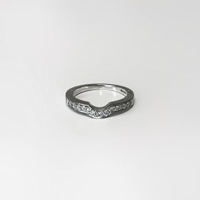 18k White Gold Band Ring with Diamonds