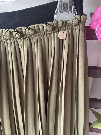 skirt Bnwt relish khaki fine pleat elastic waistband skirt size small