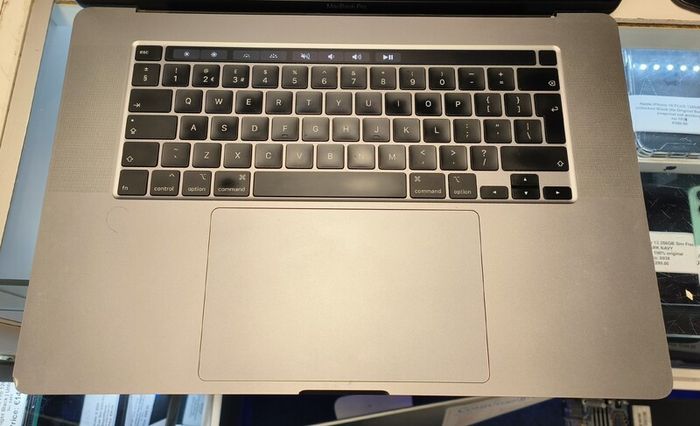 MacBook Pro A2141 2019 16" i7-9750H 32GB  Radeon 5300 / 32 Gram / 1TB NVMe  mac OS Tahoe cycle count :32