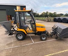 MF Tractor 2927 27bhp / brush / gritter / 4x4