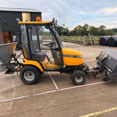 MF Tractor 2927 27bhp / brush / gritter / 4x4