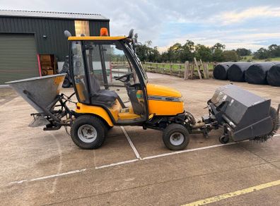 MF Tractor 2927 27bhp / brush / gritter / 4x4