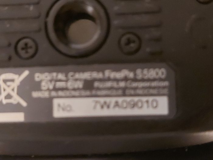 Fujifilm FinePix S5800 Digital Camera, Takes 4 AA Batteries, not powering on, for parts or repair