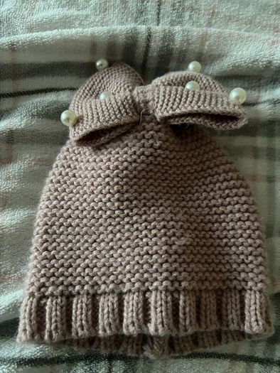 Girls hat 6/12 mths