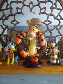 large disney tigger statue