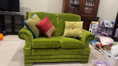 2-seater green velvet sofa