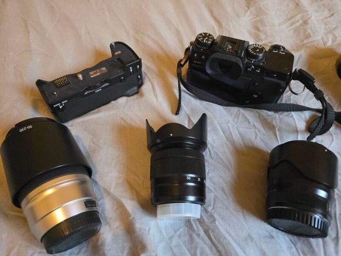 Fujifilm X-H1, lenses and grip