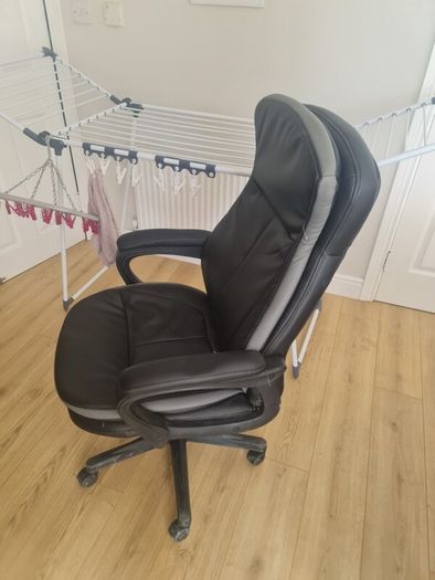 Office Chair (Like New)