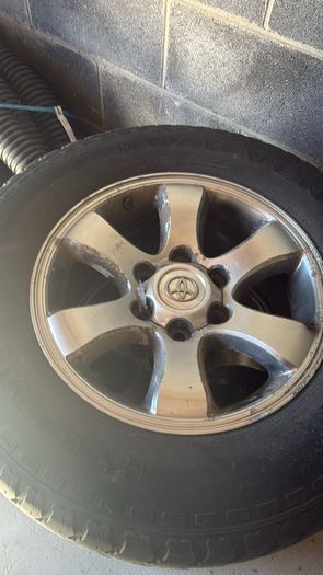 Land Cruiser 4 alloys and great tires