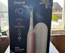 Oral-B iO Series 3 Electric Tootbrush (with Travel Case) (Pink)