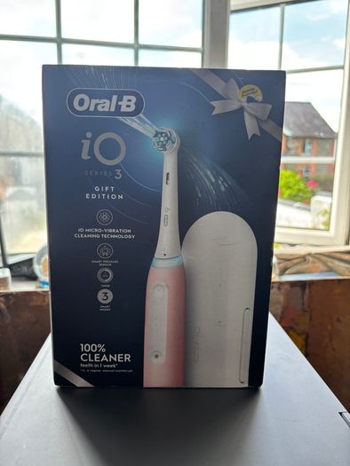 Oral-B iO Series 3 Electric Tootbrush (with Travel Case) (Pink)