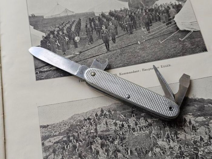 Vintage Elsener Schwyz Victoria 69 Original Swiss Army Issued Soldier Knife Discontinued Collectable Militaria