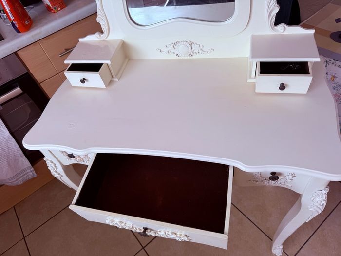 vanity table