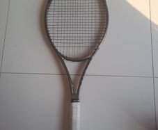 Wilson Blade 98 v8 tennis racket