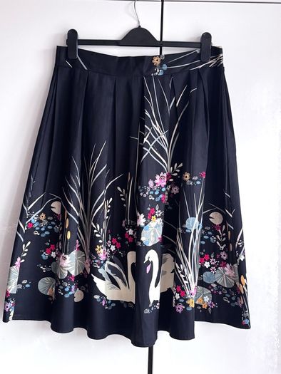 Black Swan Print Knee Length Skirt | Floral & Nature Design | Size 14 Approx