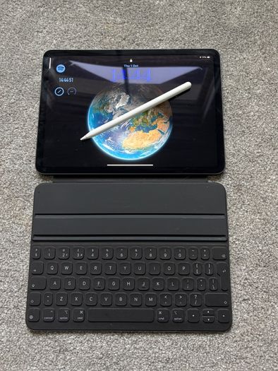 iPad Air 5th Gen 256GB WiFi + Apple Pencil 2 + Smart Keyboard Folio