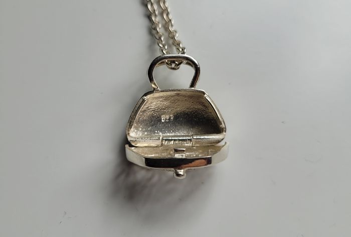 Women's silver pendant necklaces