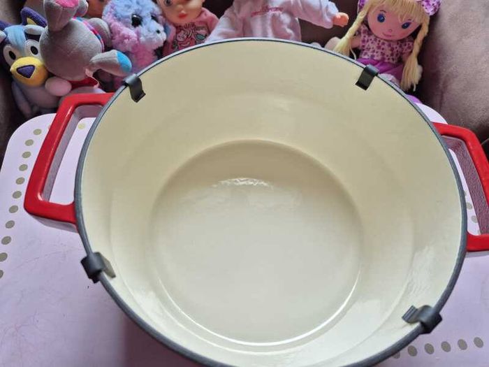 Brand New Cast Iron Casserole Pot 24cm, Dutch Oven, Unused in Box
