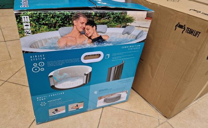 Brand New Bestway Lay-Z-Spa Hollywood Luxe