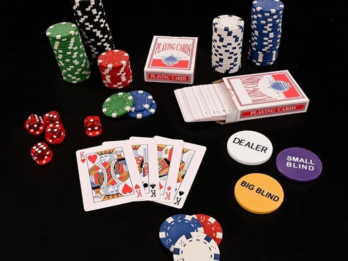 Texas Hold'em Poker Set - 300 Piece Set in Aluminium Case with 11.5g Heavyweight Poker Chips 2 Decks of Playing Cards Dealer Big Blind and Small Blind Buttons and 5 Dice (FREE POSTAGE)