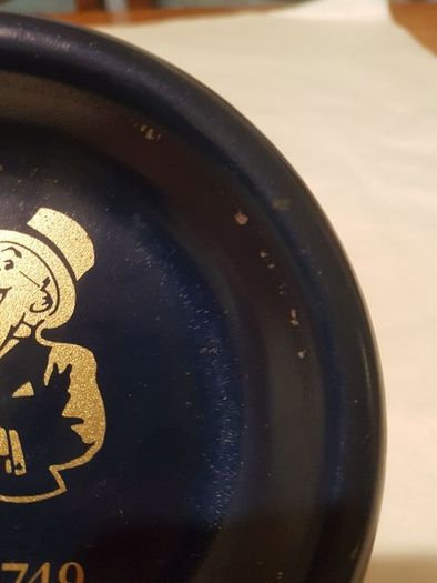 william younger ashtray ,,lovely deep blue ,great colour & advertising,,collectors piece  ,few marks ,,price includes post to anywhere in ireland, thank you.