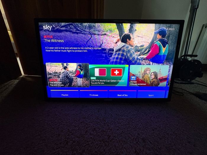 Samsung 32 inch TV with full motion wall mount bracket